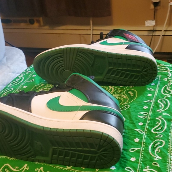 Air Jordan - Picture 3 of 3